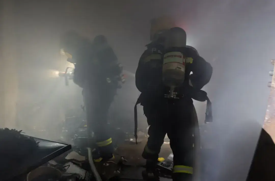 男子凌晨4点出门散步，回来发现家“没了”......