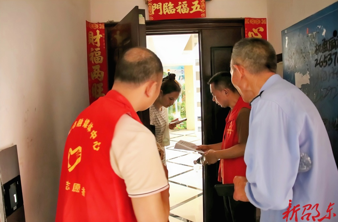 敲门入户访民情 安全宣传进万家