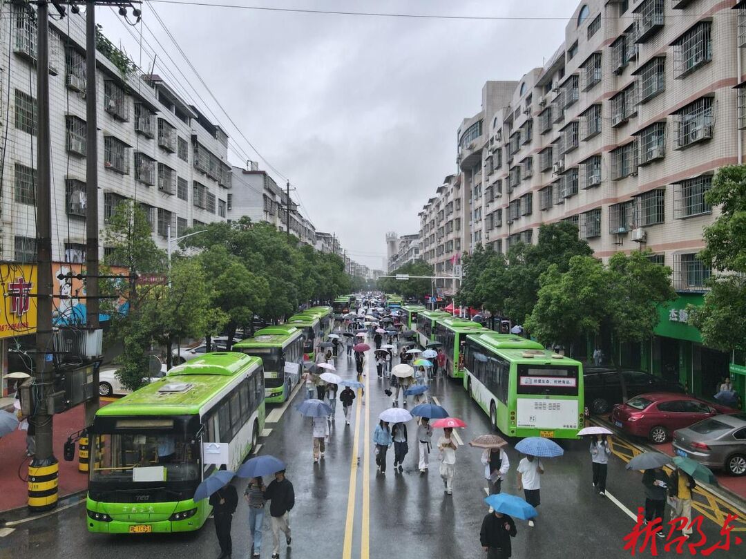 暖心保驾逐梦路——邵东公汽公司圆满完成2026年高考交通运输保障任务