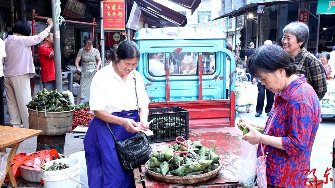 粽叶飘香迎端午 传统美味销售旺