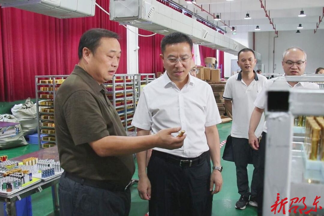 龚红果来邵东走访慰问党员、开展“企业服务年”走访