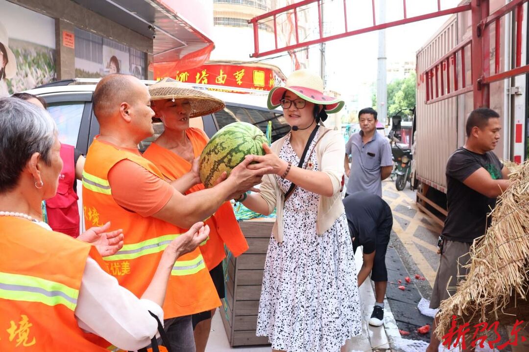 邵东爱心商户为城市美容师送上解暑西瓜