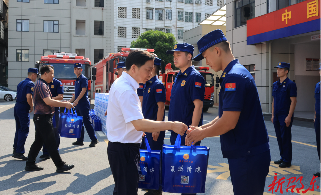李国军、付凯军带队慰问坚守在高温一线的劳动者