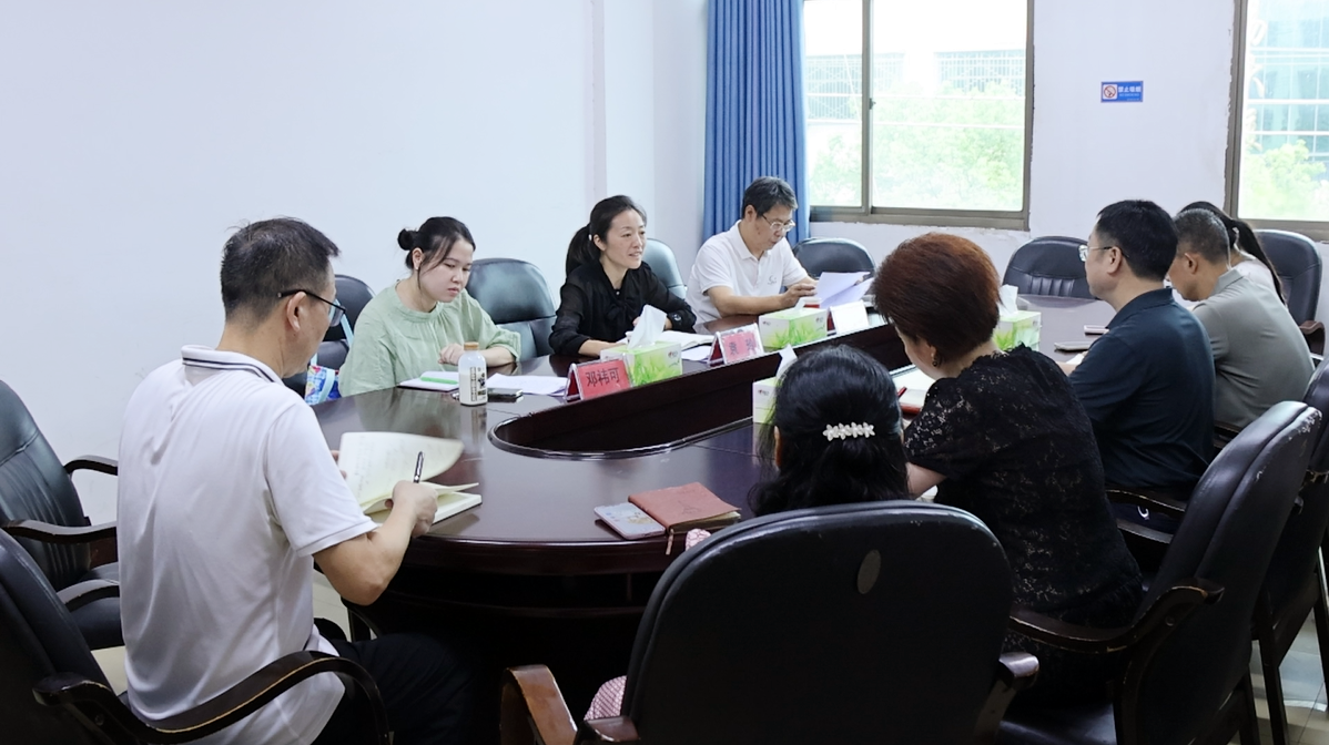 袁玲到市融媒体中心调研