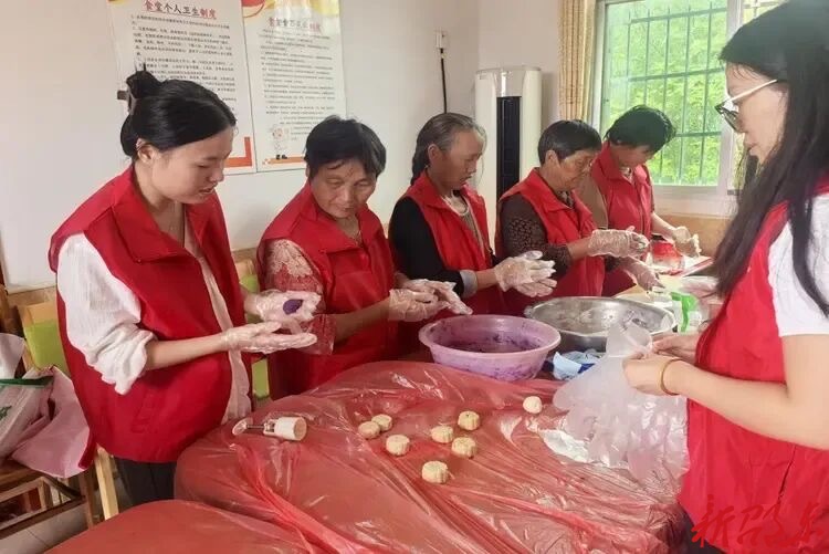 邵东水东江镇万祝村：手作月饼聚邻里 中秋慰问暖人心