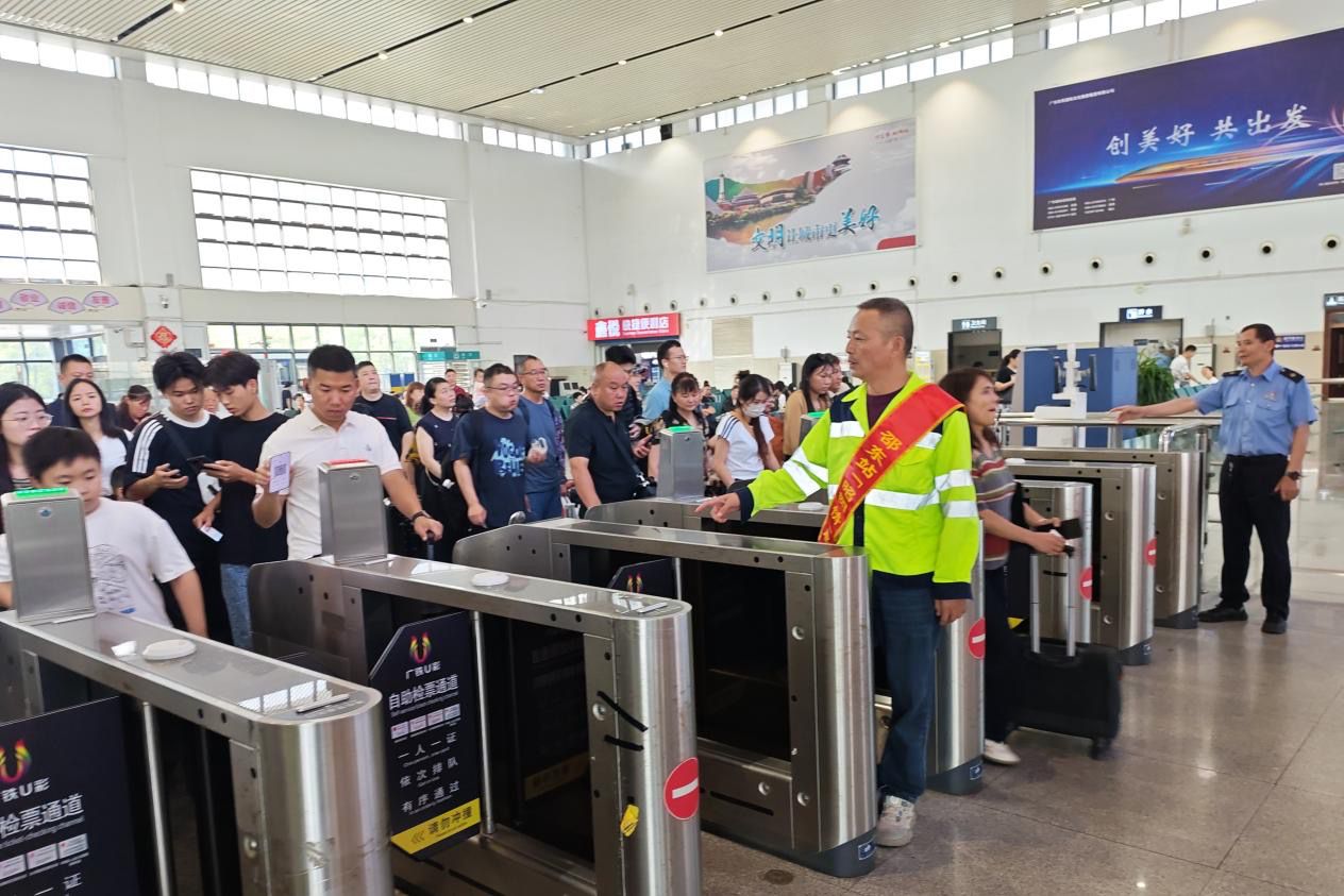 邵东站加开多趟列车，满足旅客假期出行需求