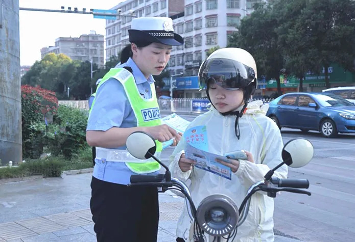 迎双节护平安 邵东交警把安全送到群众身边