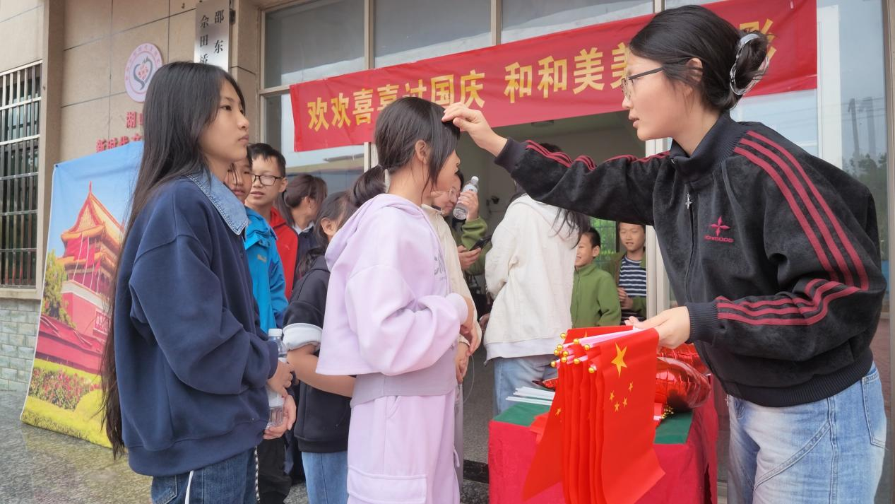 邵东佘田桥镇：公益拍摄定格国庆幸福笑脸