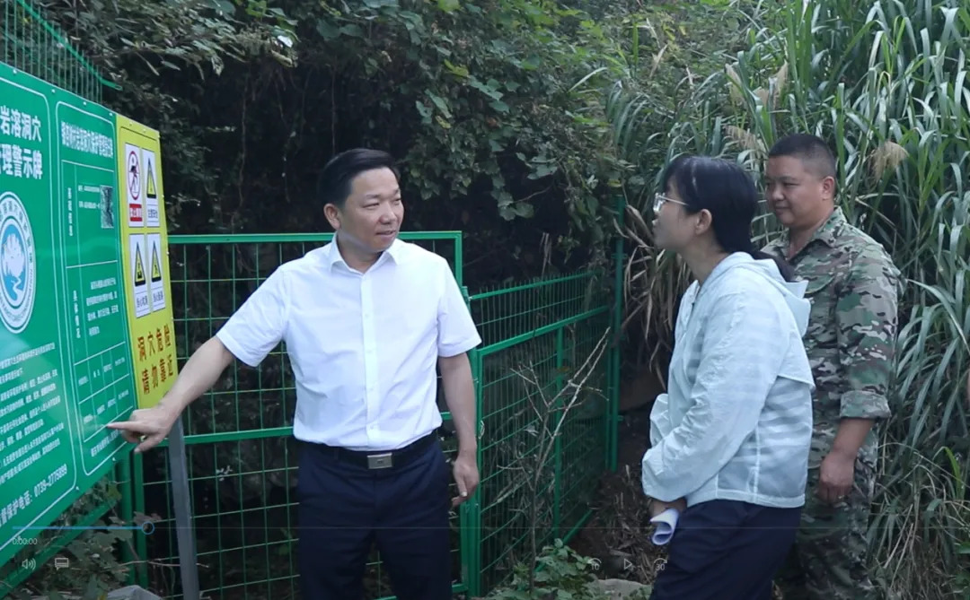 李国军调研乡镇综治中心建设及溶洞天坑山谷污染排查整治工作