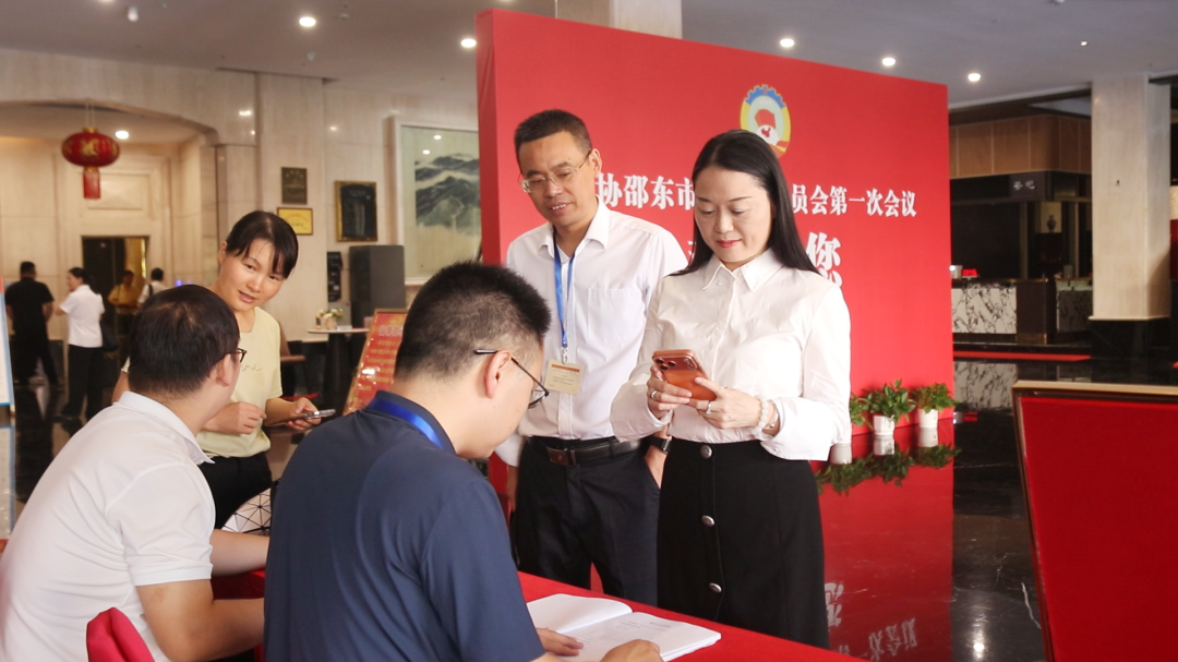 满载民声赴盛会！政协委员向大会报到