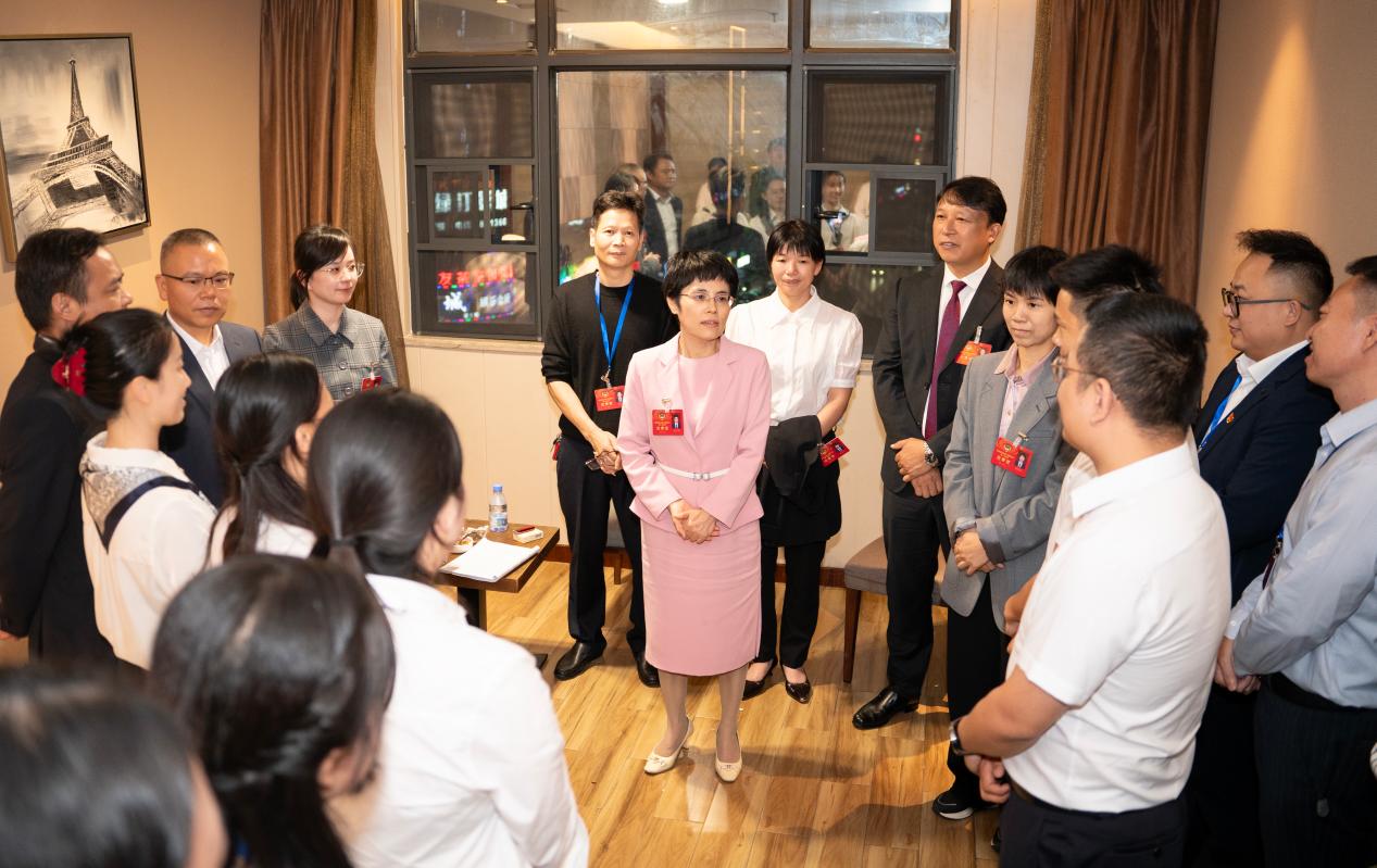 李江晖带队看望慰问市政协委员